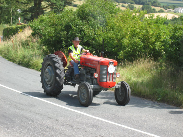 ../Images/Fr. Murphy Vintage Tractor Run 2006--32.JPG